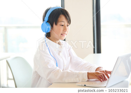 在線學習的小學男孩 在線學習的小學男孩 103233021