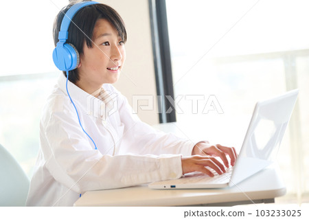 在線學習的小學男孩 在線學習的小學男孩 103233025
