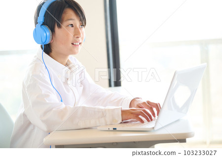 在線學習的小學男孩 103233027