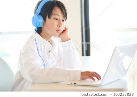 在線學習的小學男孩 103233028