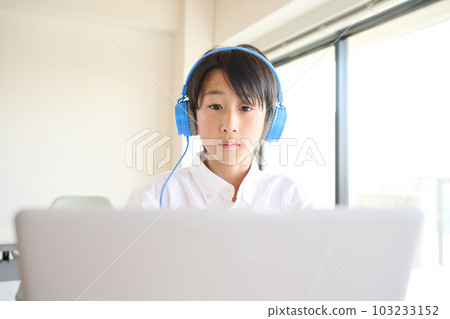 在線學習的小學男孩 103233152