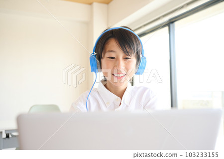 Elementary school boy studying online 103233155