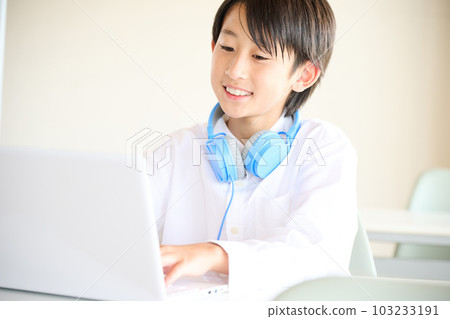 Elementary school boy studying online Elementary school boy studying online 103233191