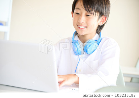 Elementary school boy studying online Elementary school boy studying online 103233192