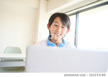 在線學習的小學男孩 103233199