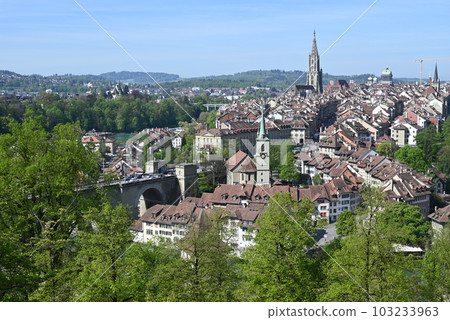 [Switzerland] Old Town of Bern seen from Rose Park 103233963