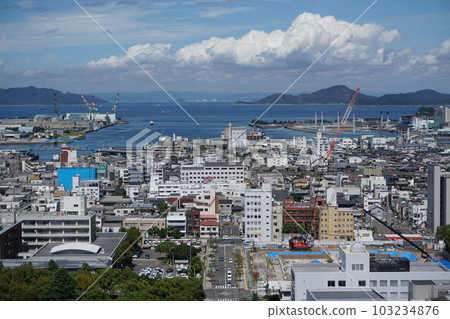 從丸龜城樓望去的瀨戶內海 從丸龜城樓望去的瀨戶內海 103234876