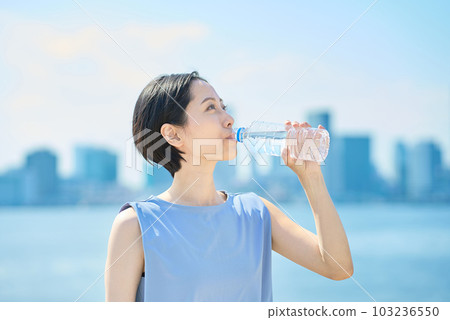 女人用塑料瓶喝水 女人用塑料瓶喝水 103236550