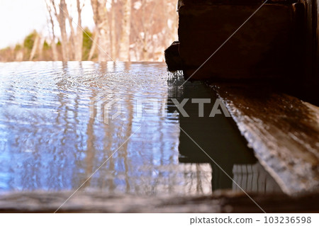 Scenery of an open-air bath Yukimi bath A bath with a source spring Nature and hot springs Hot spring image Image material 103236598