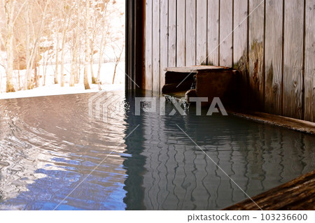 Scenery of an open-air bath Yukimi bath A bath with a source spring Nature and hot springs Hot spring image Image material 103236600