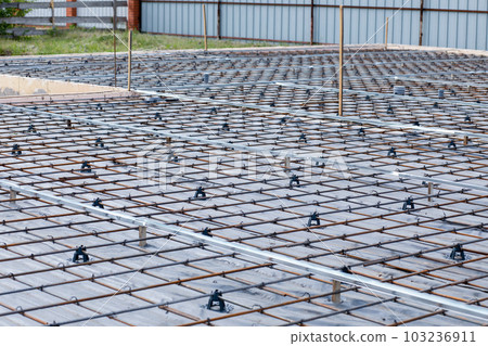 Fittings standing on clamps connected to mesh. 103236911