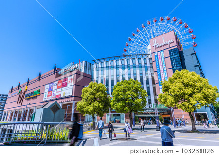 日本中心北站前的橫濱城市景觀，俯瞰藍天和新綠映襯下的摩天輪和都筑阪急等城市景觀 103238026