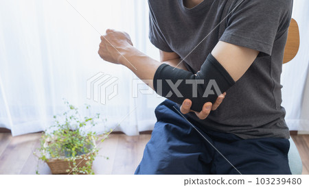 肘部支撐的男人 | 關節疼痛圖像 肘部支撐的男人 | 關節疼痛圖像 103239480