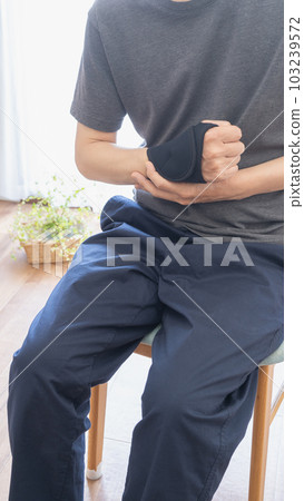 一個有手腕/拇指支撐器的人 103239572