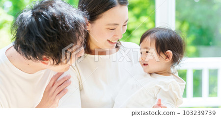 夫婦與嬰兒玩耍 103239739