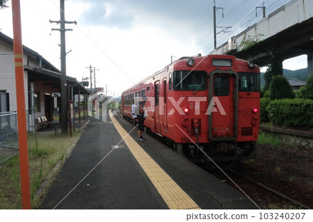 Kiha 40 stopping at Suo-Hanaoka Station Kiha 40 stopping at Suo-Hanaoka Station 103240207