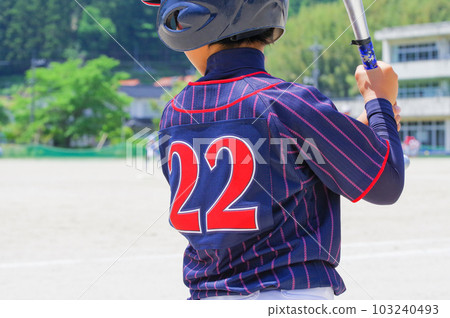一個男孩打棒球的背影 一個男孩打棒球的背影 103240493