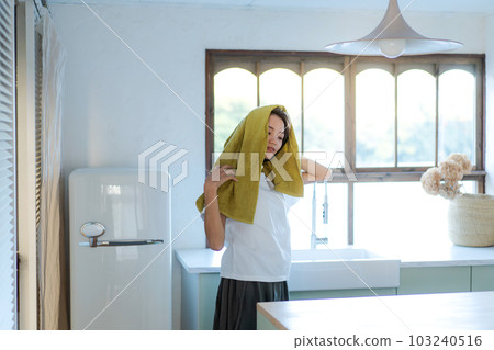 一個女人擦頭髮的肖像 一個女人擦頭髮的肖像 103240516