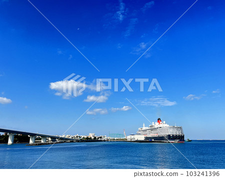 停泊在那霸郵輪碼頭的豪華遊輪 103241396