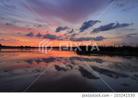 印巴湖的日出景色 印巴湖的日出景色 103241530
