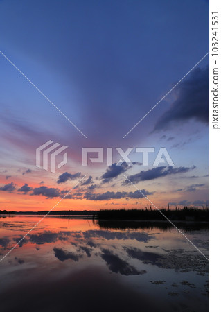 印巴湖的日出景色 印巴湖的日出景色 103241531