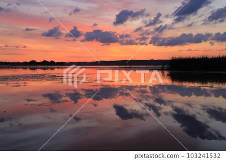 印巴湖的日出景色 印巴湖的日出景色 103241532