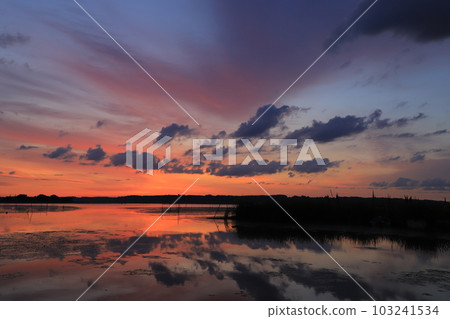 Sunrise scenery of Lake Inba 103241534