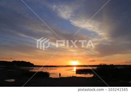 印巴湖的日出景色 103241585