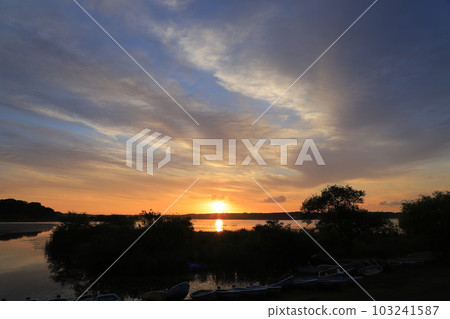 印巴湖的日出景色 印巴湖的日出景色 103241587