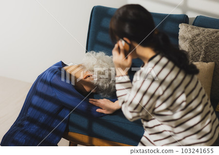 沮喪的老年婦女 沮喪的老年婦女 103241655
