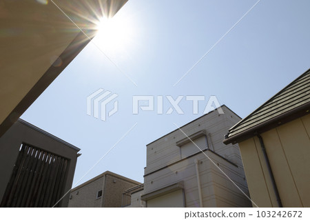 住宅區天空中耀眼的太陽 住宅區天空中耀眼的太陽 103242672