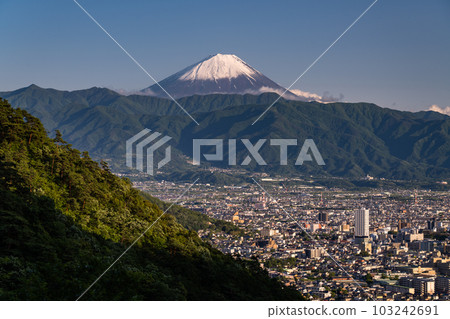 “山梨縣”富士山景觀和甲府市/景觀廣場的城市景觀 103242691