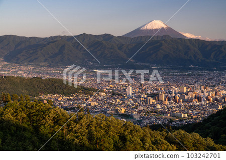 “山梨縣”黃昏的富士山和甲府市，千代田湖白山景色 103242701