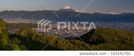 “山梨縣”黃昏的富士山和甲府市,千代田湖白山景色 “山梨縣”黃昏的富士山和甲府市,千代田湖白山景色 103242702
