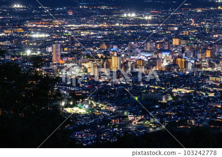“山梨縣”甲府市中心的夜景和千代田湖白山的景色 103242778