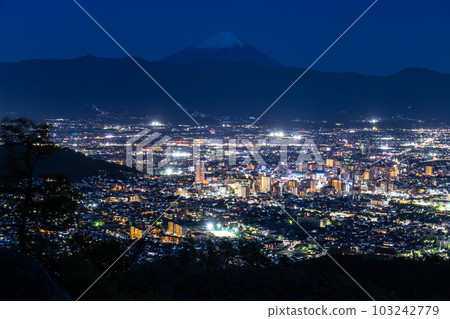 “山梨縣”富士山和甲府市夜景，千代田湖白山 103242779