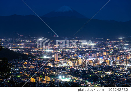 “山梨縣”富士山和甲府市夜景，千代田湖白山 103242780