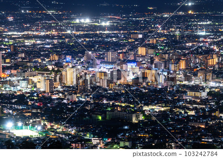 “山梨縣”甲府市中心的夜景和千代田湖白山的景色 103242784