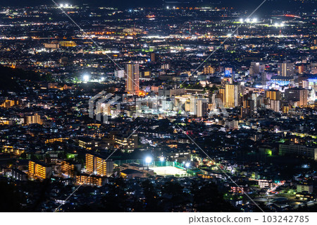 “山梨縣”甲府市中心的夜景和千代田湖白山的景色 103242785