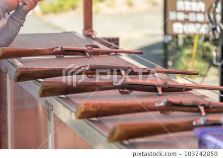 在商店的射擊槍 103242850