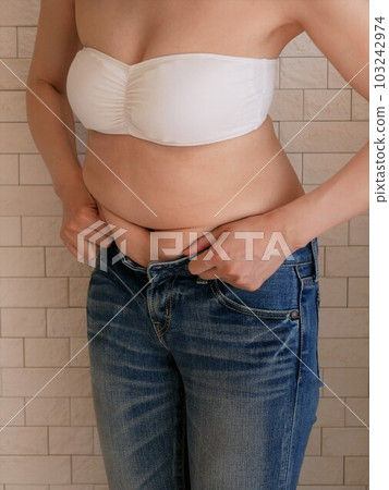 牛仔布用完的年輕女子 103242974