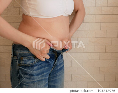 A young woman who has run out of denim 103242976
