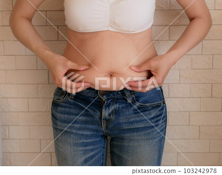 一個擔心她的胃的年輕女人 一個擔心她的胃的年輕女人 103242978