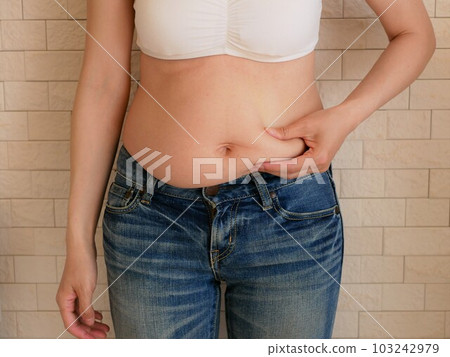 一個擔心她的胃的年輕女人 103242979