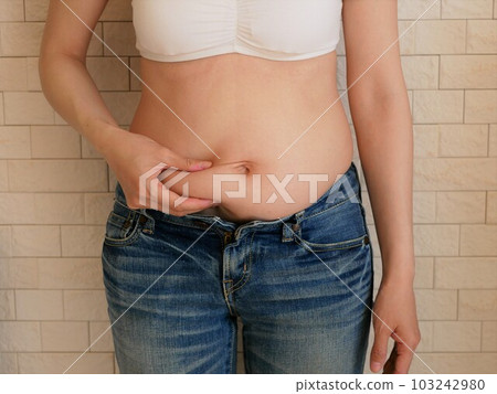 一個擔心她的胃的年輕女人 一個擔心她的胃的年輕女人 103242980