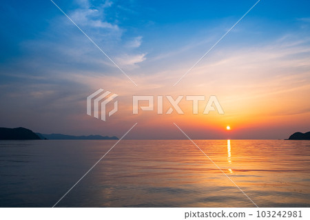若狹灣的夕陽(福井縣美浜町) 若狹灣的夕陽(福井縣美浜町) 103242981