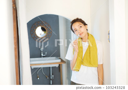 一個女人刷牙的肖像 103243328