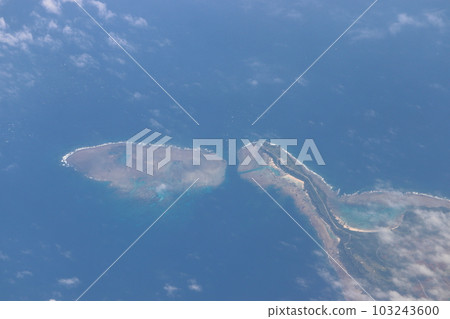 Miyakojima Higashi Heiannazaki and Panari Hiji at low tide of spring tide 103243600