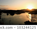 A lake dyed orange in the morning sun ~Lake Toyota, Yamaguchi Prefecture~ 103244125