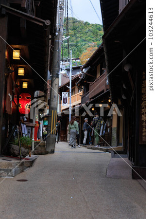 陽光明媚的有馬溫泉街“湯本坂” 陽光明媚的有馬溫泉街“湯本坂” 103244613